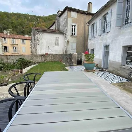 Apartment T3 Spacieux Plein Centre, Parking,clim, Patio, Jardin
