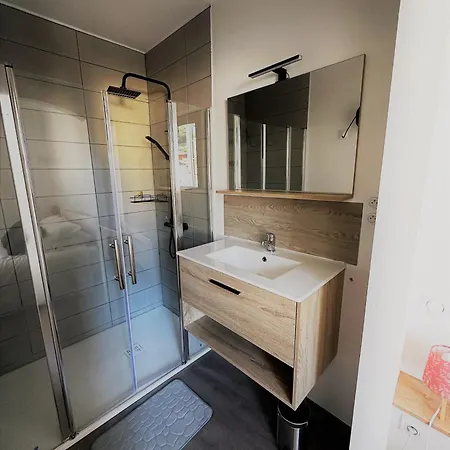 Apartmán 3 Pieces Spacieux Plein Centre, Parking,clim, Terrasse, Jardin *