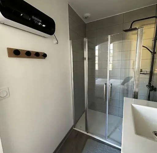 3 Pieces Spacieux Plein Centre, Parking,clim, Terrasse, Jardin Apartmán