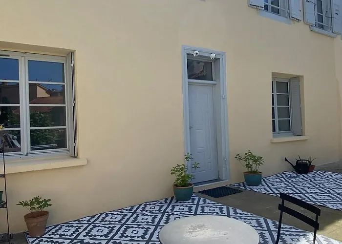 3 Pieces Spacieux Plein Centre, Parking,clim, Terrasse, Jardin